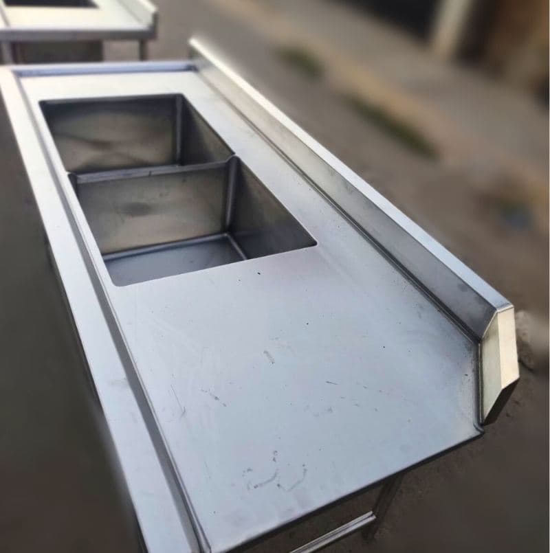 Mesa de trabajo fabricada en acero inoxidable