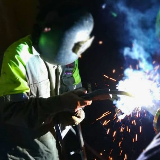 Soldador certificado de CAMEC trabajando en planta